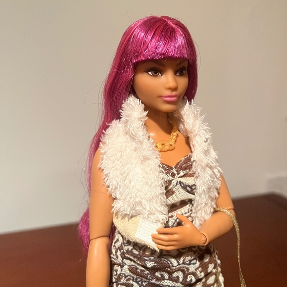 Barbie Doll 2021 Salon Stylist Barbie - Picture 3 of 6